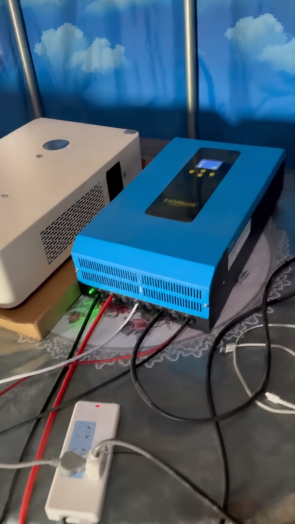 新疆阿勒泰 7 套 6kW 户用离网光伏储能项目项目现场 1