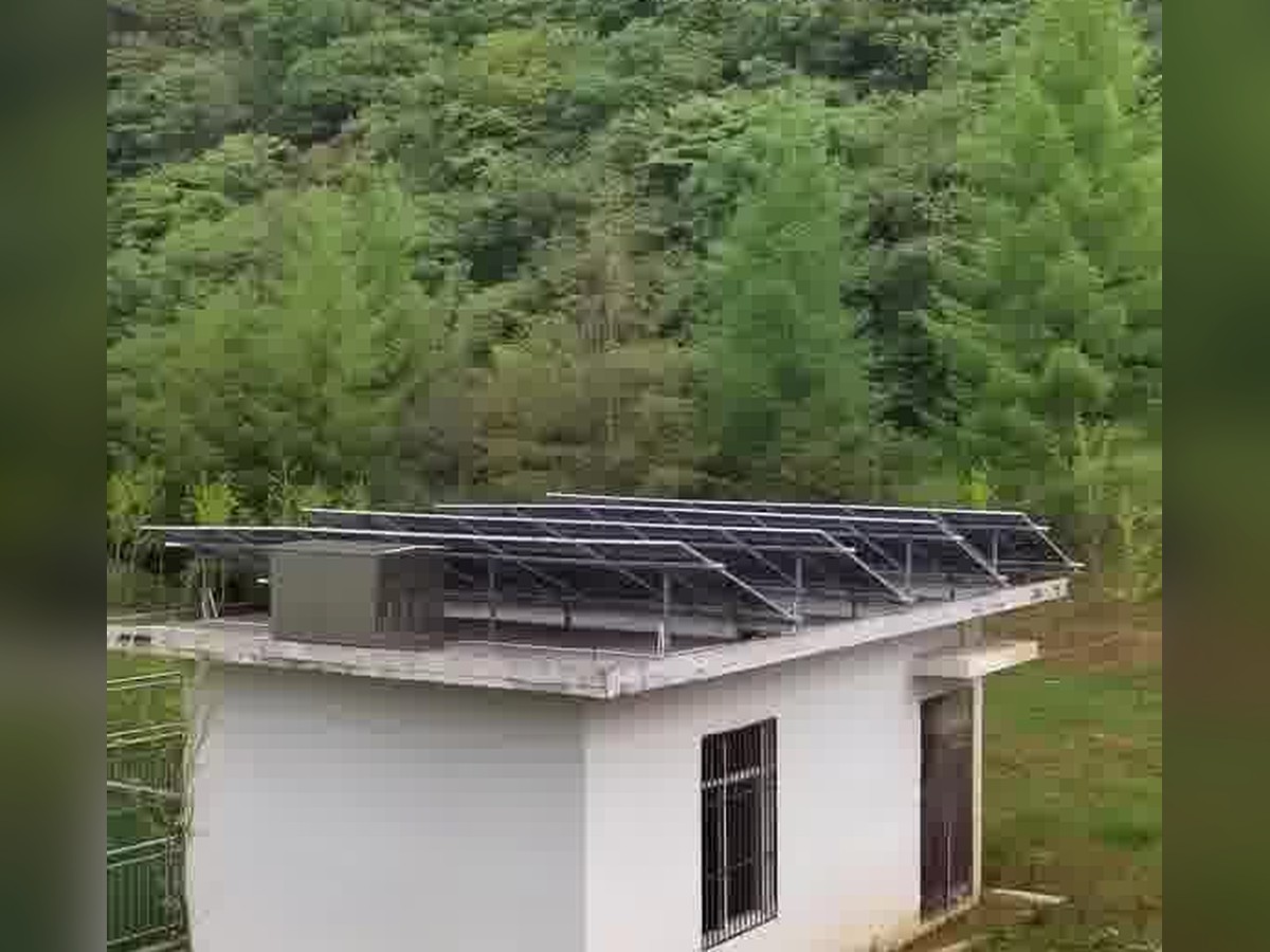 مصفوفة شمسية جبلية وبطاريات TORCHN وعاكس 12kW 2